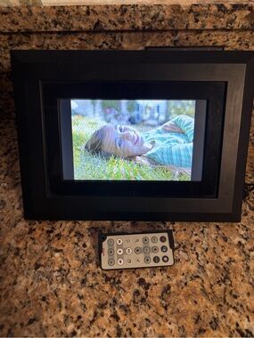 Kodak EasyShare SV811 Digital Frame W Remote And Charger